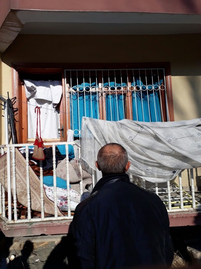 Anlaşmazlık yüzünden akrabasının evine el bombası attı