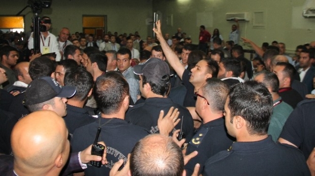 Elazığspor Kongresi'nde olay! Polis müdahale etti