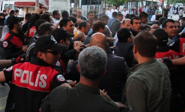 Elazığspor Kongresi'nde olay! Polis müdahale etti