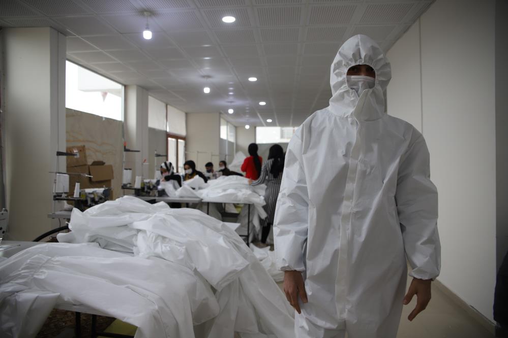 Pandemide büyük başarı: Amerikalı sağlıkçıları Elazığlı iş adamı giydiriyor