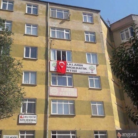 Elazığlı gençler, HDP İl Örgütü binasına Türk bayrağı astı