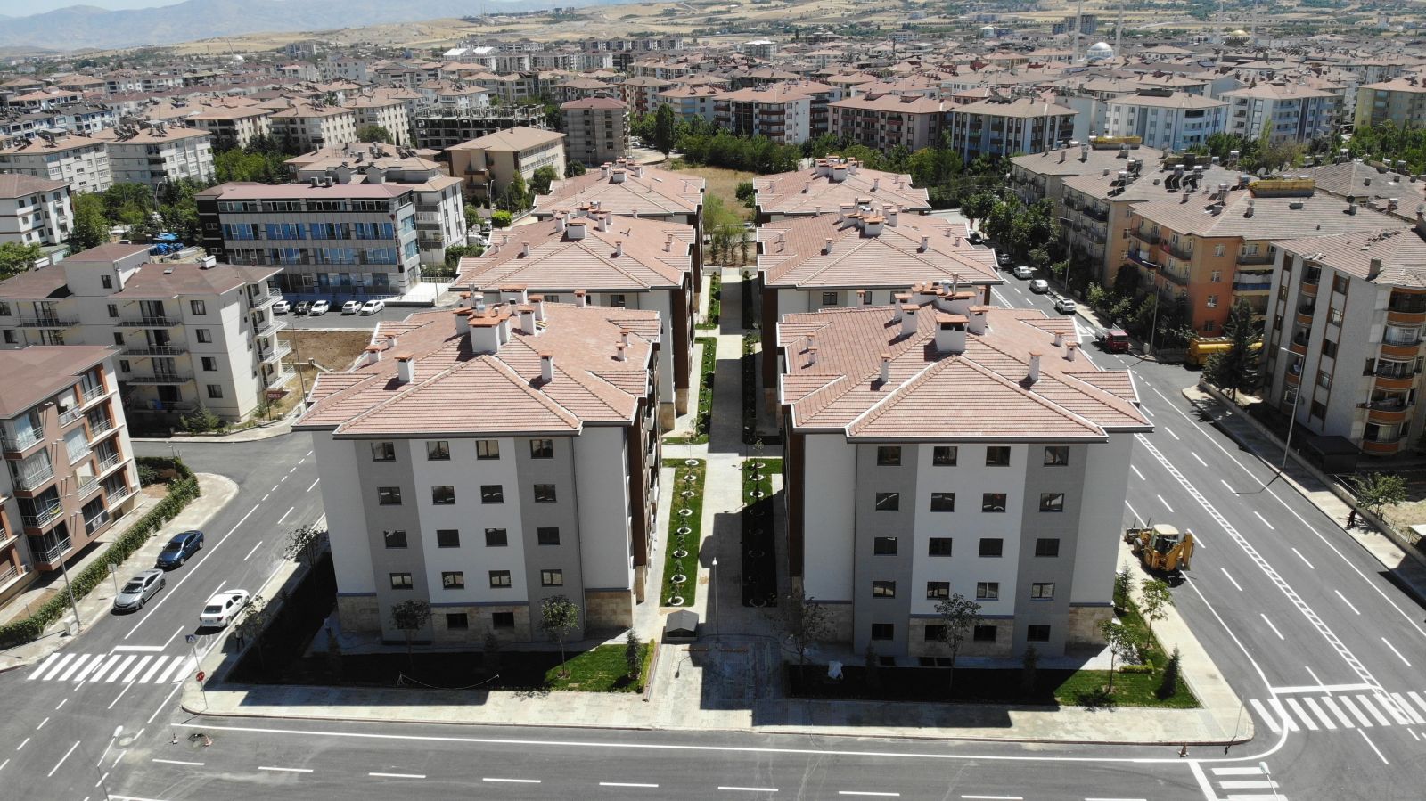 Elazığ’da deprem konutları hak sahiplerine teslim edilmeye başladı