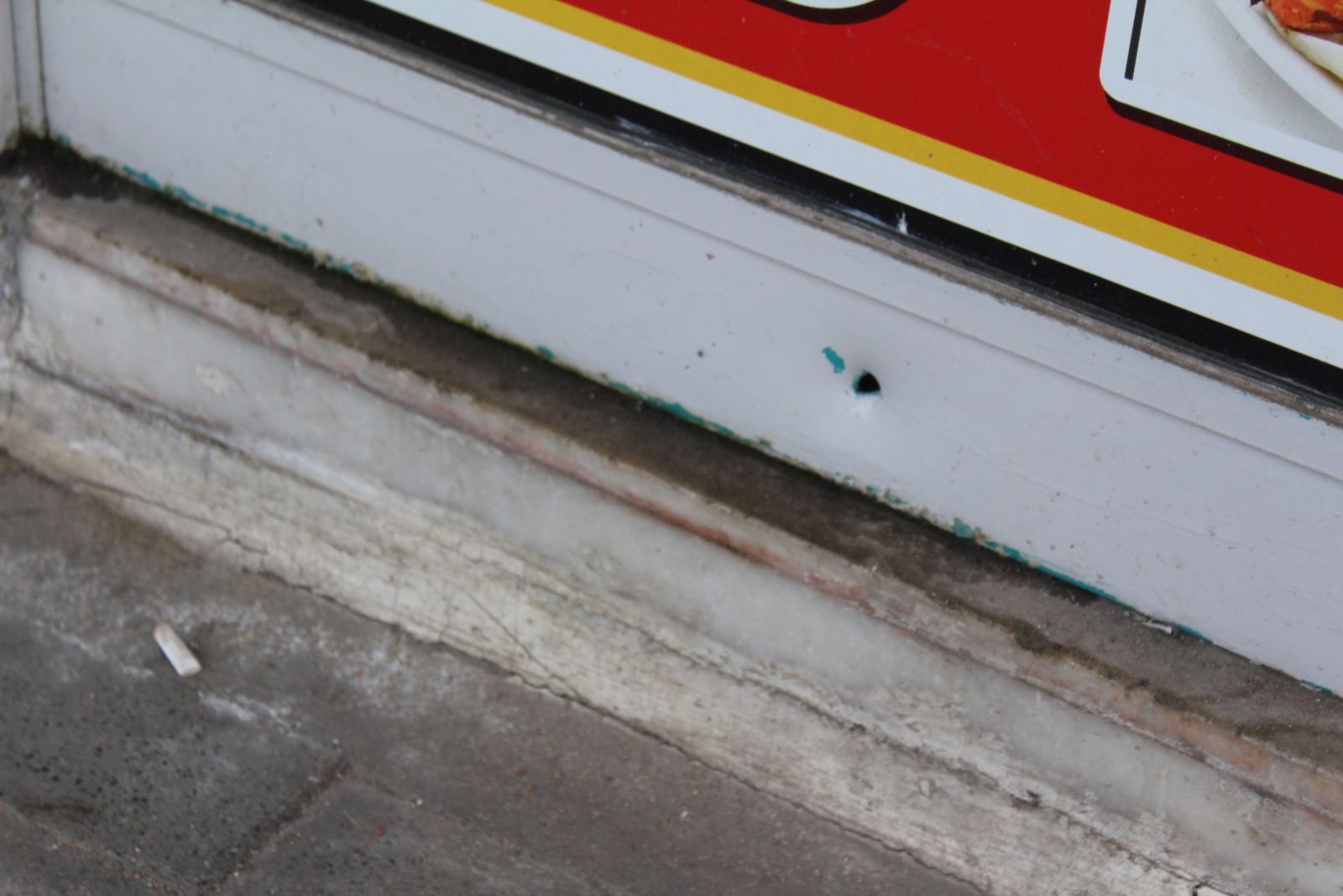 Elazığ’da bir genç araçtan sıkılan kurşunların hedefi oldu