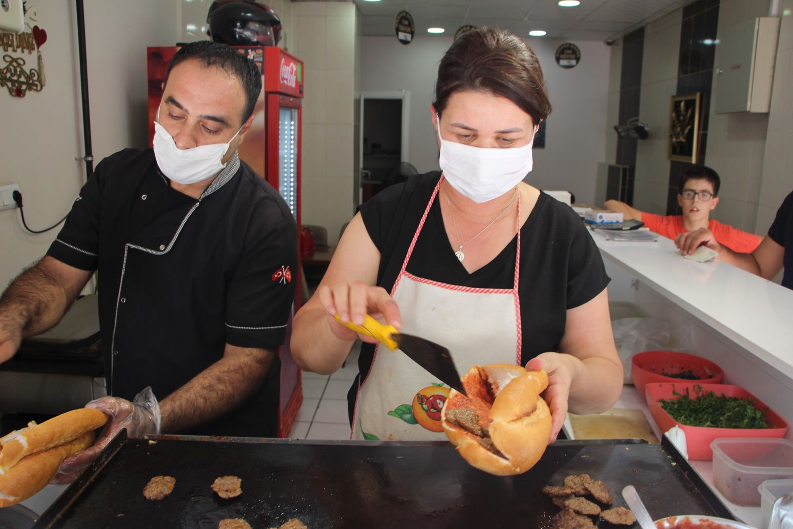 Türkmen gelin, Elazığ’da döner kesip köfte yapıyor