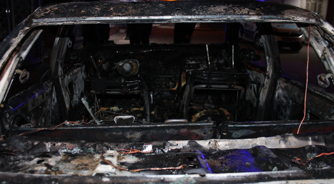 Elazığ’da yanan otomobil kullanılamaz hale geldi