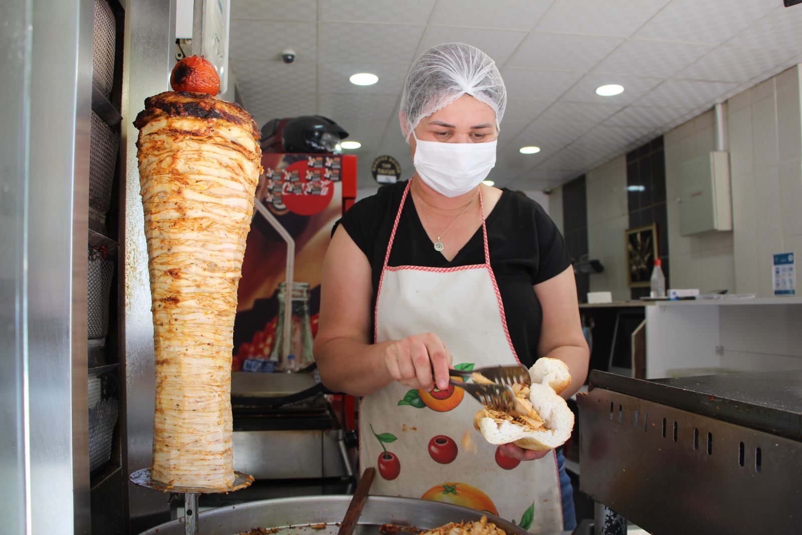 Türkmen gelin, Elazığ’da döner kesip köfte yapıyor