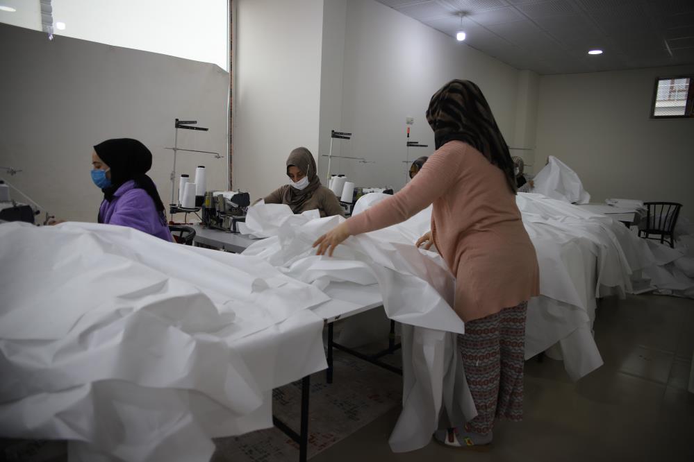 Pandemide büyük başarı: Amerikalı sağlıkçıları Elazığlı iş adamı giydiriyor