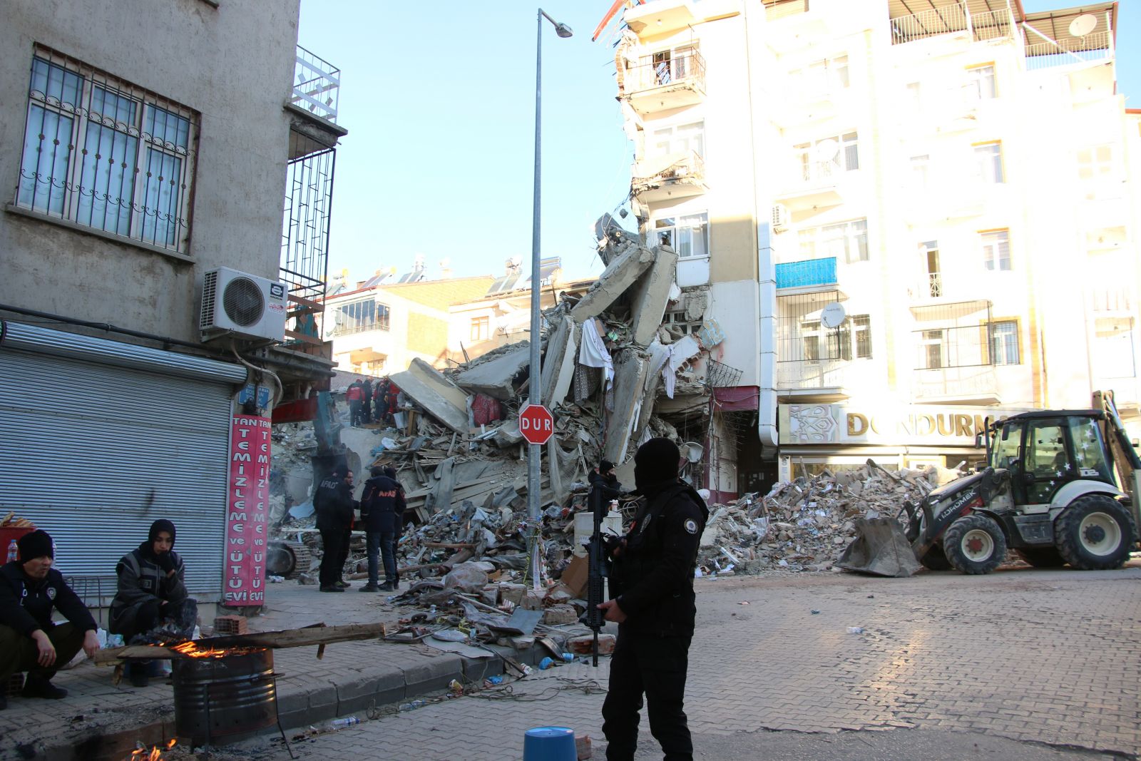 Enkaz altındaki 65 yaşındaki kadına ulaşılmaya çalışılıyor