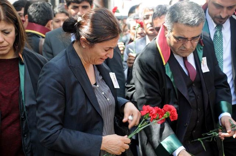 Türkan Elçi ilk kez gittiği eşinin vurulduğu sokakta gözyaşı döktü Türkan Elçi ilk kez gittiği eşinin vurulduğu sokakta gözyaşı döktü