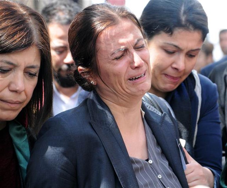 Türkan Elçi ilk kez gittiği eşinin vurulduğu sokakta gözyaşı döktü Türkan Elçi ilk kez gittiği eşinin vurulduğu sokakta gözyaşı döktü