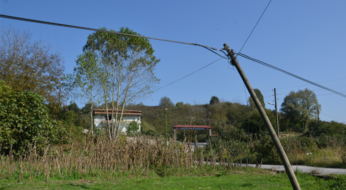 Mahalle sakinleri telefon direklerinin yıkılacağı korkusuyla yaşıyor Mahalle sakinleri telefon direklerinin yıkılacağı korkusuyla yaşıyor