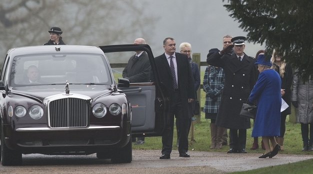 Kraliçe Elizabeth ortaya çıktı