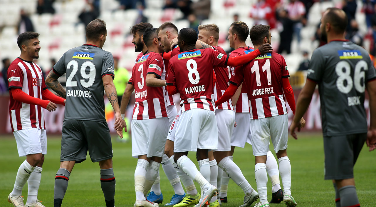 Yunan stoper gol krallığına aday! 5 maçta 4 gol