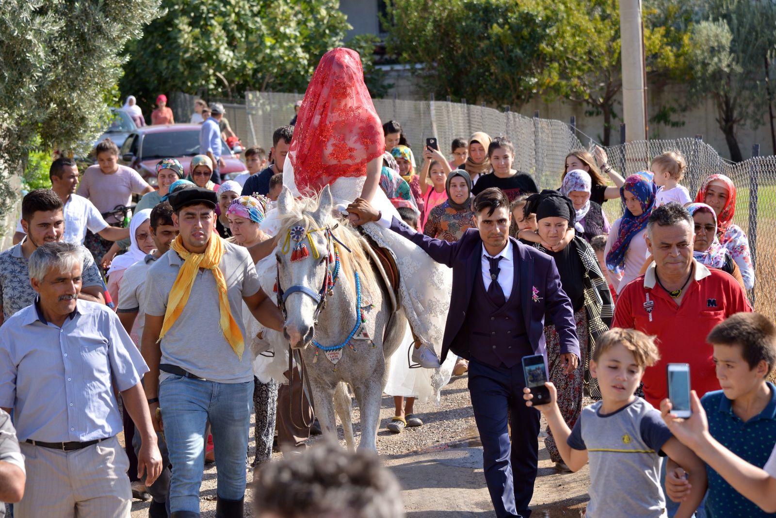 Gelin arabasına değil ata bindiler