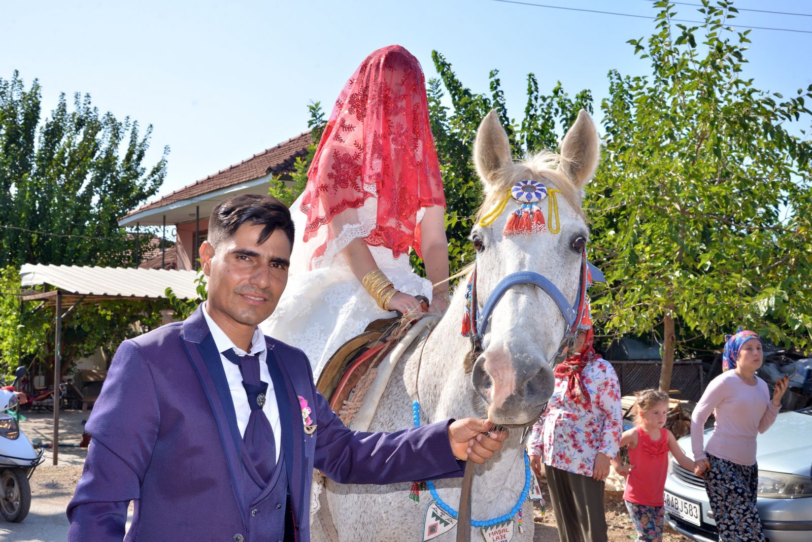 Gelin arabasına değil ata bindiler