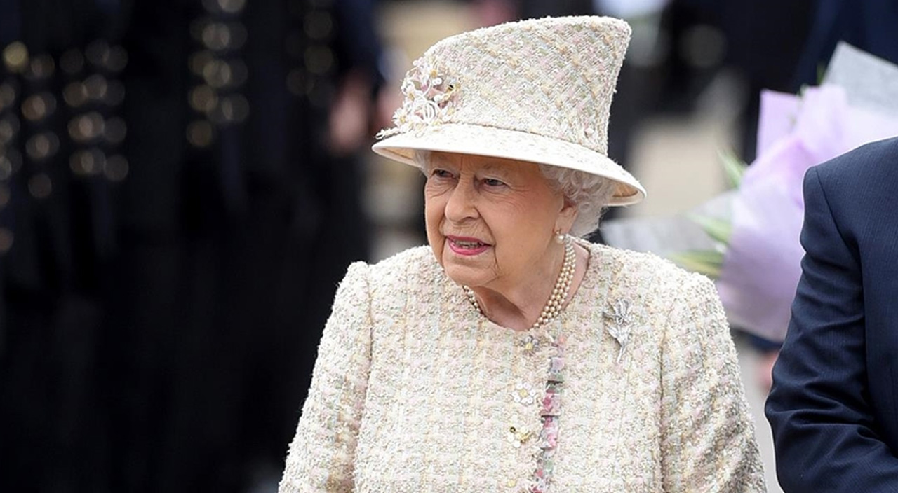 Kraliçe'ye 'oh' diyenler de var! Yaşarken İngilizler, ölünce eski tebaası sevindi