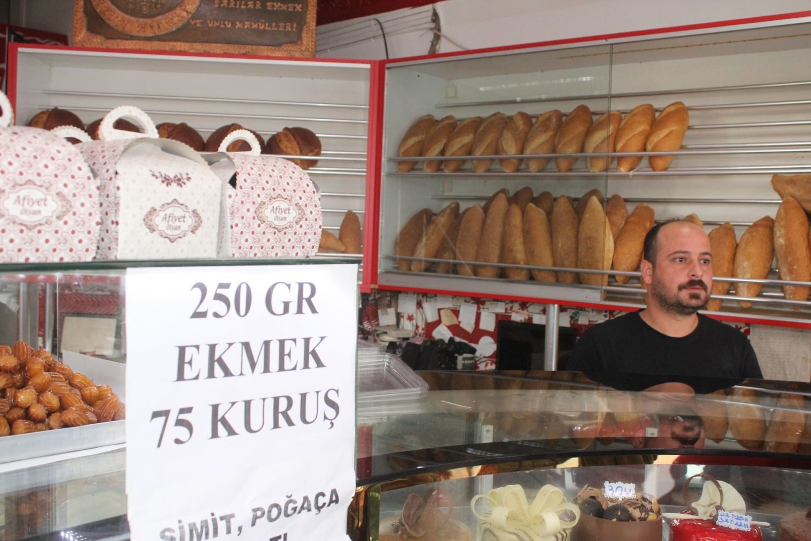 Ekmekte yüzde 50 indirim yaptı, müşterilerin akınına uğradı
