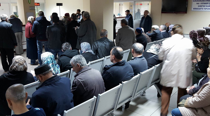 Taksitle ev almak isteyen emekliler SGK'ya akın ediyor Taksitle ev almak isteyen emekliler SGK'ya akın ediyor