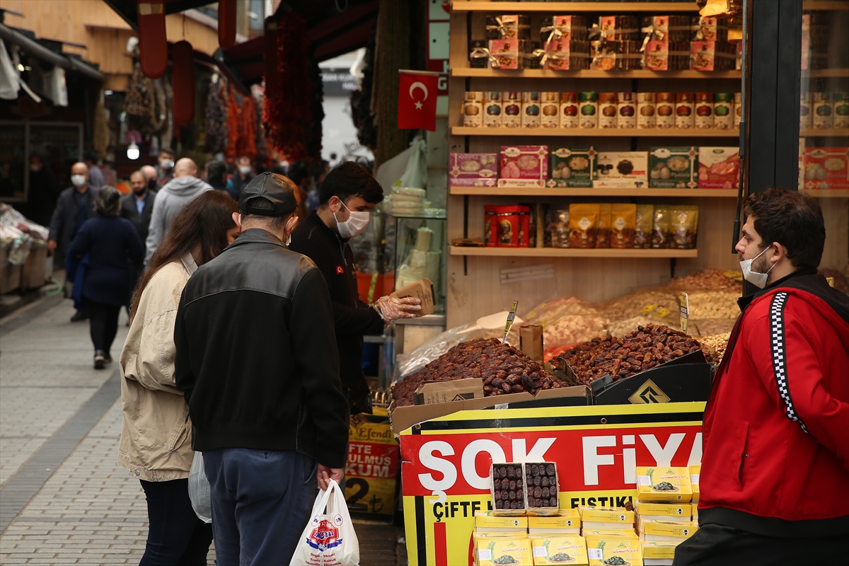 Eminönü'nde sokağa çıkma kısıtlaması öncesinde hareketlilik arttı
