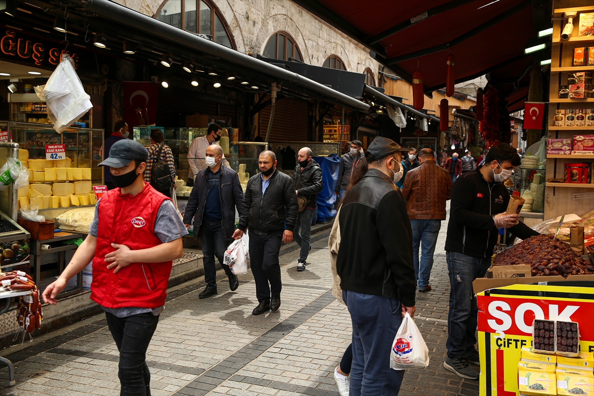 Eminönü'nde sokağa çıkma kısıtlaması öncesinde hareketlilik arttı