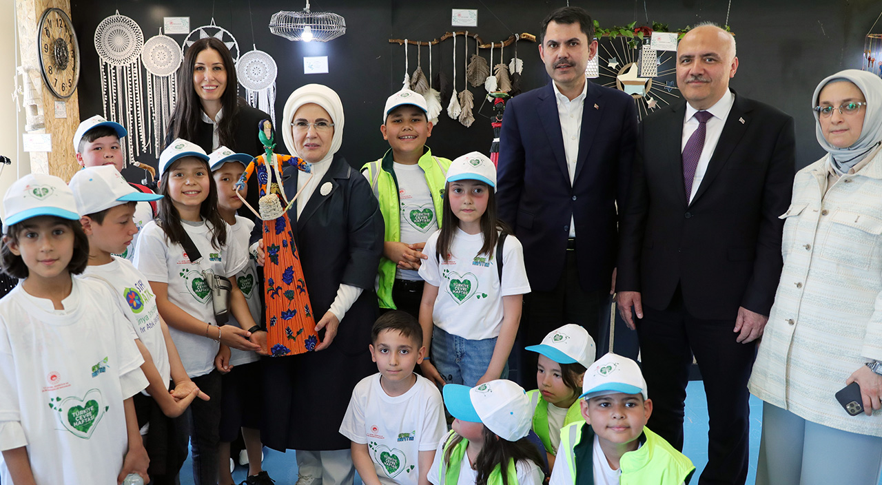 Emine Erdoğan, gençlerle çevre yürüyüşüne katıldı Emine Erdoğan, gençlerle çevre yürüyüşüne katıldı