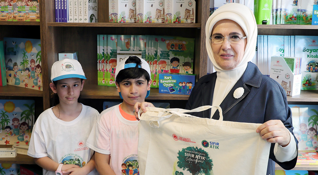 Emine Erdoğan, gençlerle çevre yürüyüşüne katıldı Emine Erdoğan, gençlerle çevre yürüyüşüne katıldı