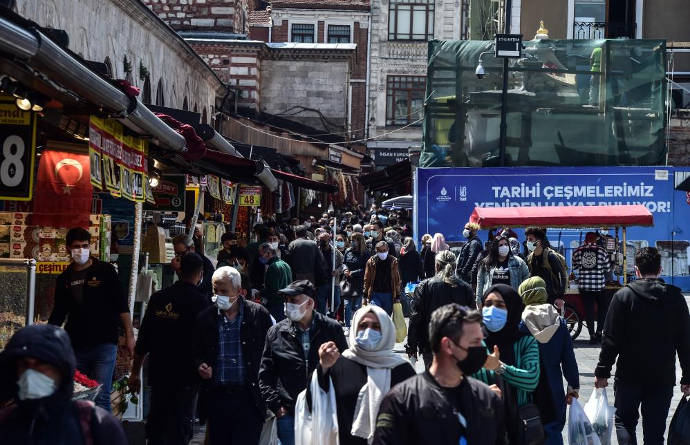 Eminönü'nde kapanma öncesi alışveriş hareketliliği