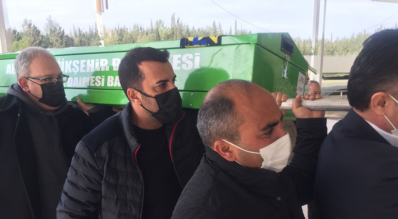 Emre Karayel, babasını son yolculuğuna uğurladı