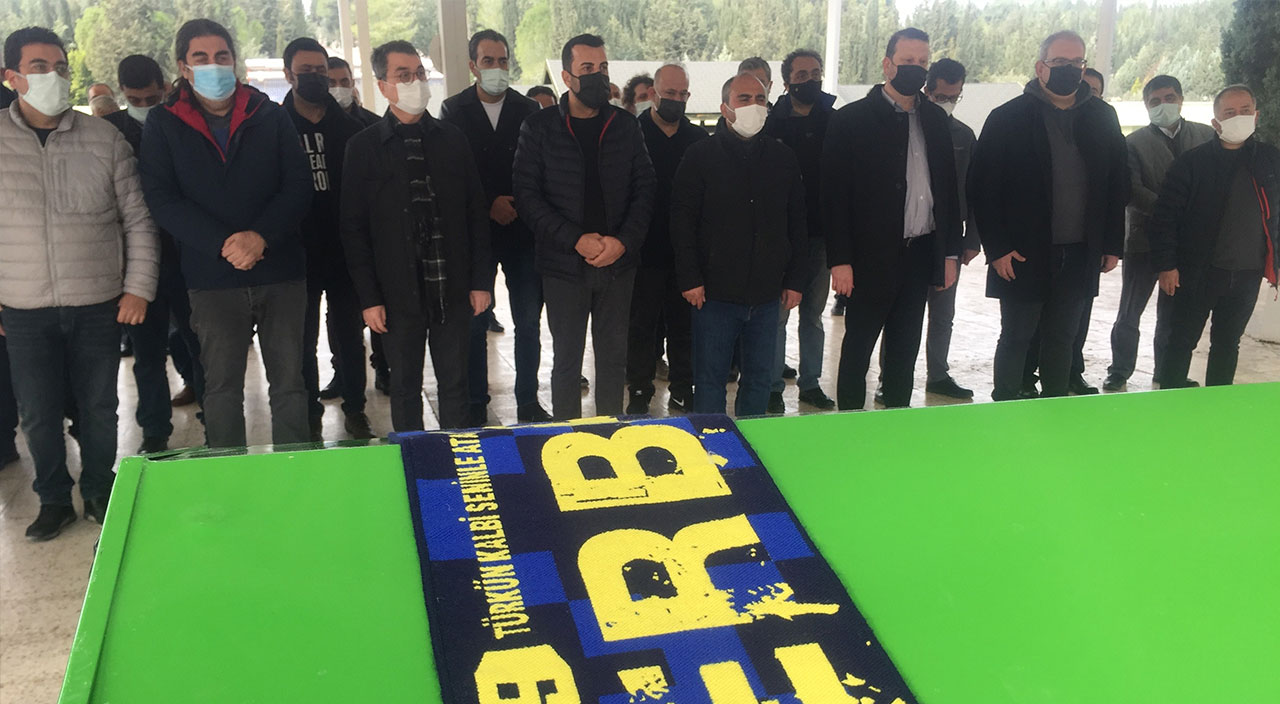 Emre Karayel, babasını son yolculuğuna uğurladı