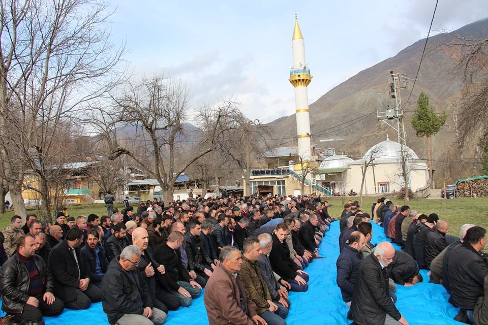 Cenaze cemaati köye sığmadı