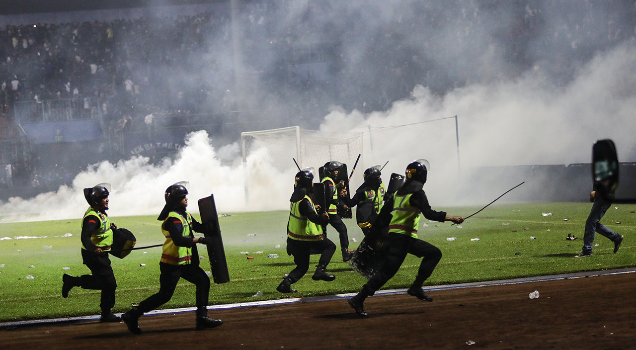 Endonezya'da futbol faciası! Polis biber gazı sıktı ortalık savaş alanına döndü, çok sayıda ölü var