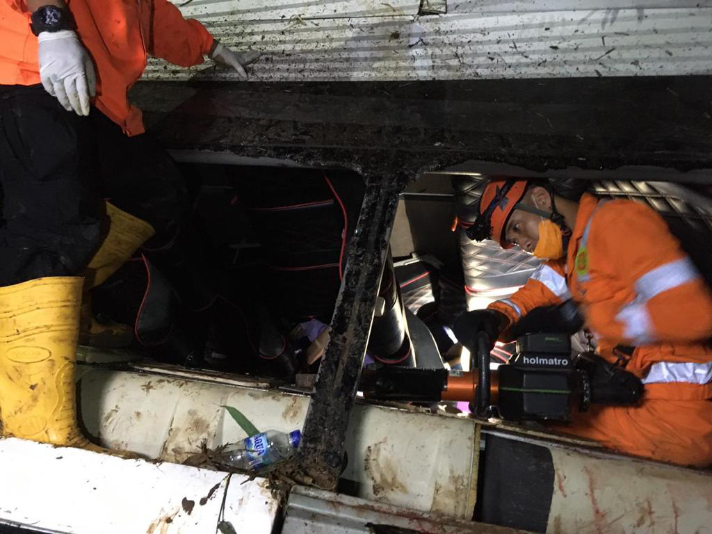 Endonezya'da otobüs vadiye uçtu: 27 ölü, 39 yaralı