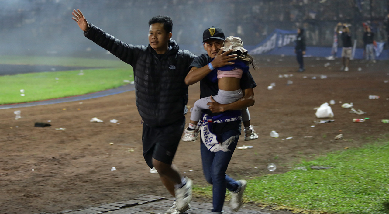 Endonezya'da futbol faciası! Polis biber gazı sıktı ortalık savaş alanına döndü, çok sayıda ölü var