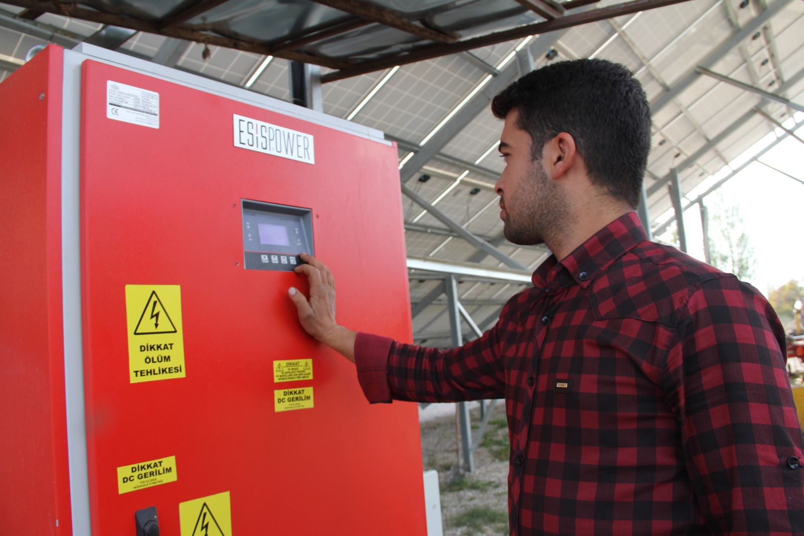 Arkadaşının tavsiyesiyle girdi! Köyünün ihtiyacını karşılayacak kadar elektrik üretiyor