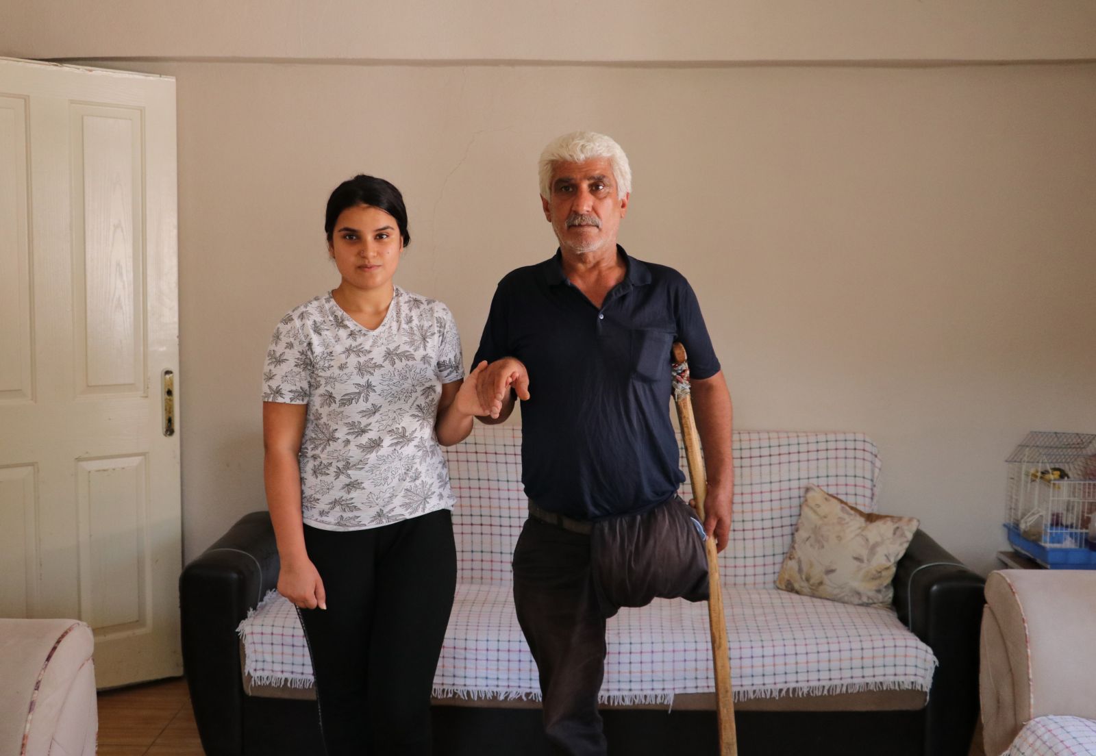 Engelli anne ve babasına bakmak için okulunu bıraktı