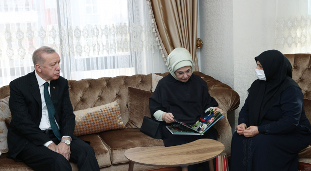 Cumrhubaşkanı Erdoğan'dan Başak Cengiz'in ailesine taziye ziyareti Cumrhubaşkanı Erdoğan'dan Başak Cengiz'in ailesine taziye ziyareti