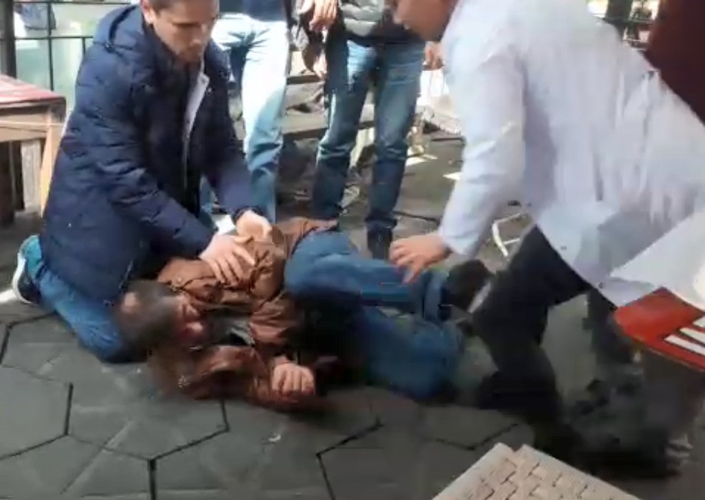 Epilepsi hastası, kendisine yardım eden hemşireyi tekmeledi, sonra özür diledi