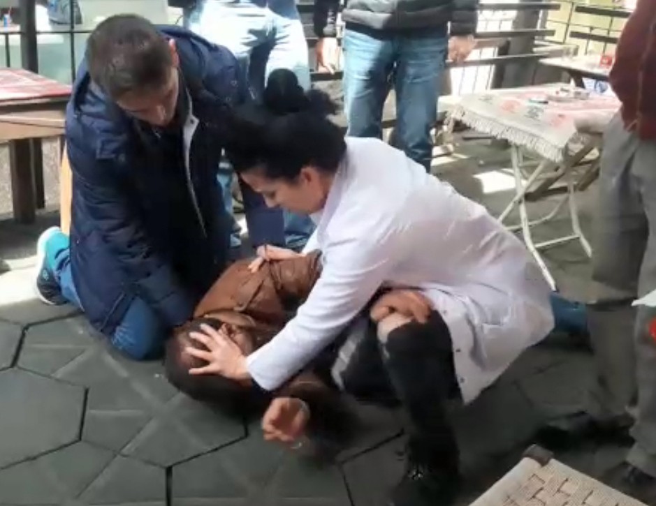 Epilepsi hastası, kendisine yardım eden hemşireyi tekmeledi, sonra özür diledi