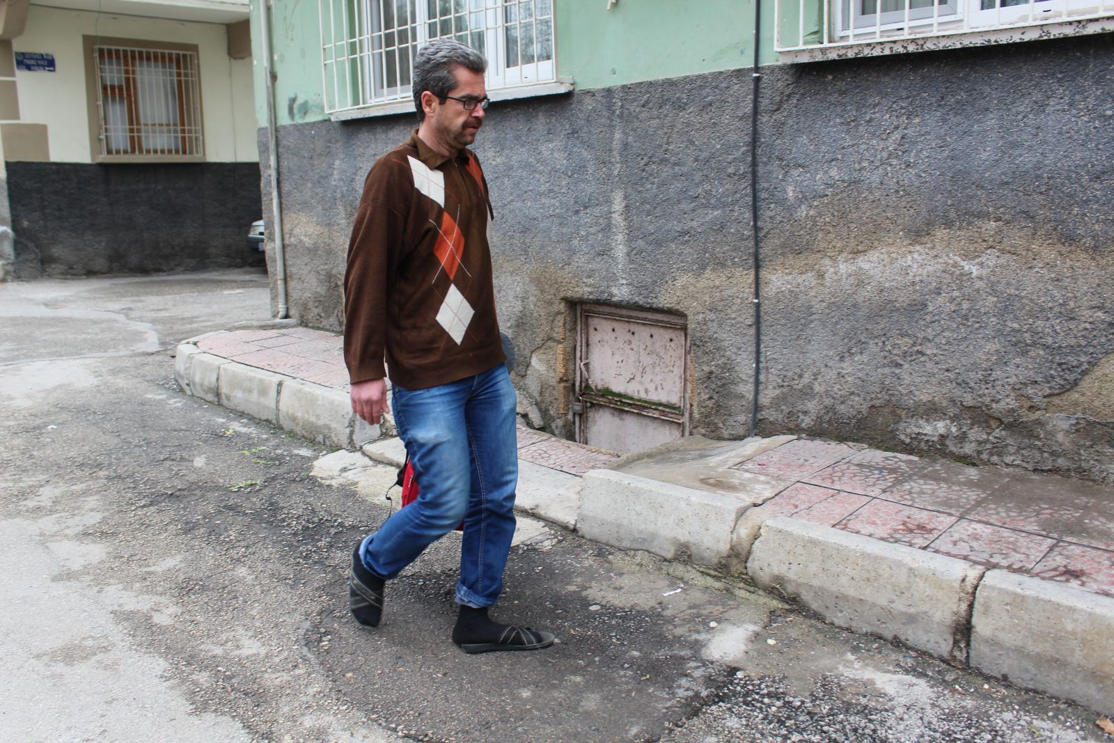 Hastalığı nedeniyle insan içine çıkmak istemiyor, tek isteği emekli olabilmek