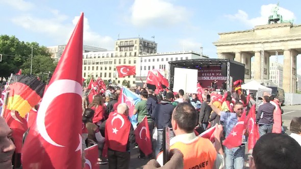 Sözde 'Ermeni soykırımı' tasarısı Berlin'de protesto ediliyor