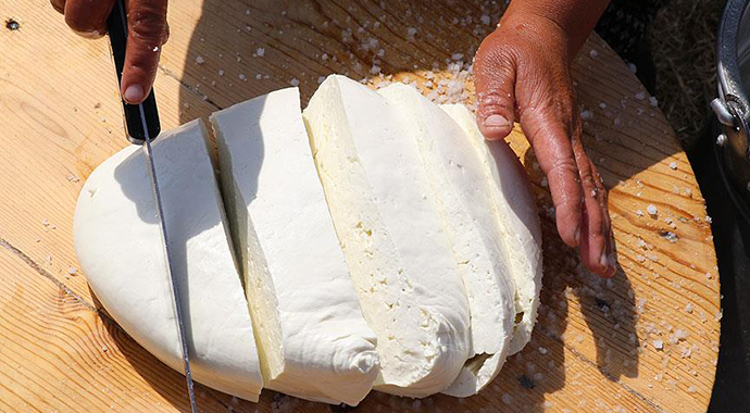 Erzincan tulum peyniri sofraları süslüyor