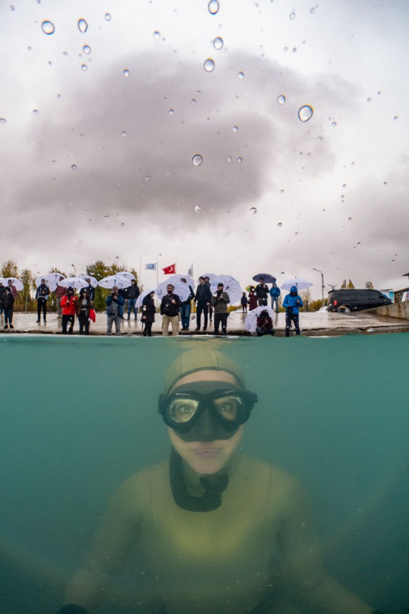 Şahika Ercümen yağmurlu havada Van Gölü’ne daldı
