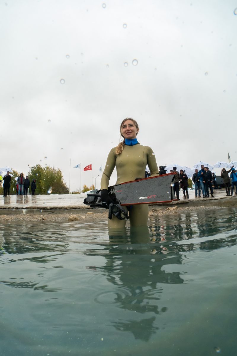 Şahika Ercümen yağmurlu havada Van Gölü’ne daldı