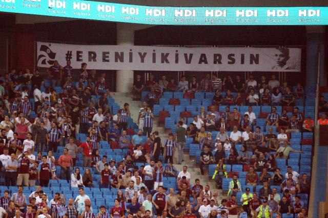 Trabzonspor, sahaya şehit Eren Bülbül'ün pankartıyla çıktı