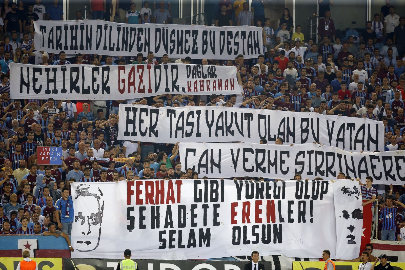 Trabzonspor, sahaya şehit Eren Bülbül'ün pankartıyla çıktı