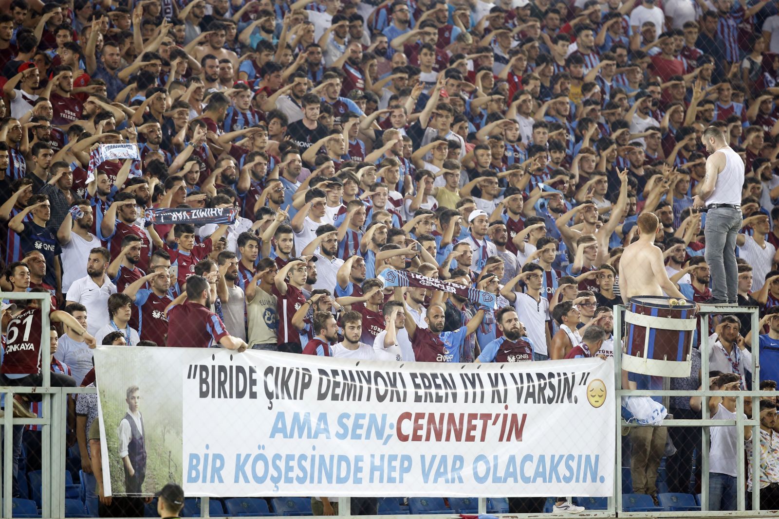 Trabzonspor, sahaya şehit Eren Bülbül'ün pankartıyla çıktı