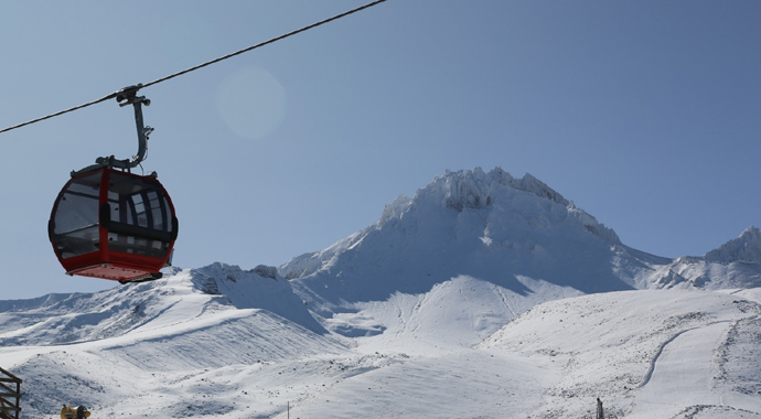 Erciyes’te kar kalınlığı 15 santime ulaştı, zirve beyaza büründü
