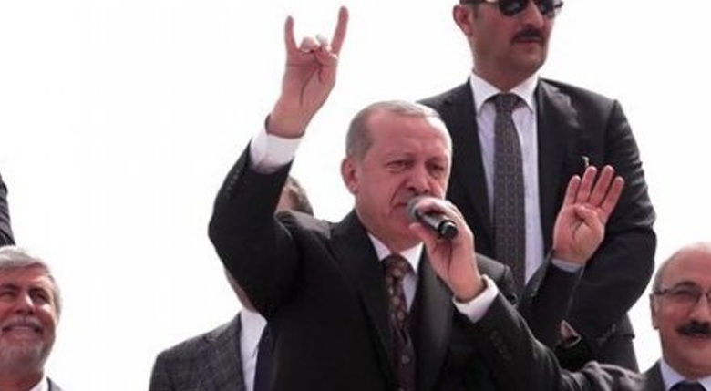 Cumhurbaşkanı Erdoğan'dan 'bozkurt' selamı