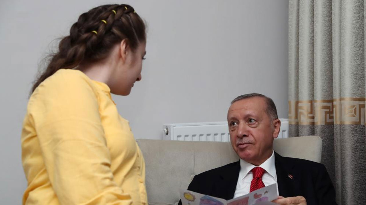 Vatandaşın davetini kıramadı: Erdoğan Esenler'de bir aileye konuk oldu