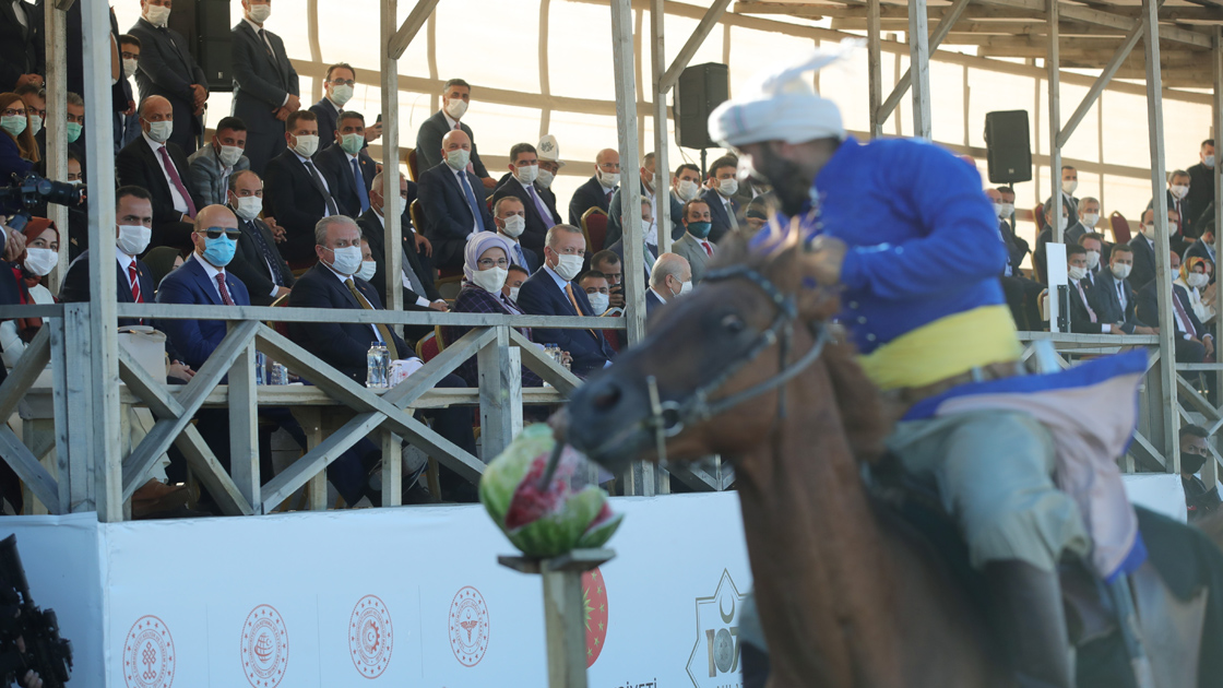 Cumhurbaşkanı Erdoğan, Ahlat'taki etkinlikleri izledi